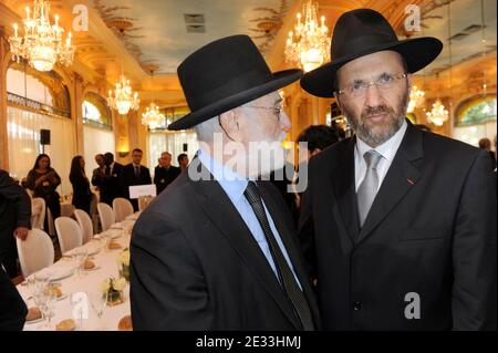 Le Grand Rabbin de Paris David Messas (L) et le Grand Rabbin de France Gilles Bernheim assistent au dîner Iftar organisé par le Conseil Francais du Culte Musulman (CFCM), le Conseil français de la foi musulmane, au Pavillon Dauphine à Paris, le 7 septembre 2010. L'Iftar est le premier repas pris au coucher du soleil pour briser le jeûne pendant l'heure du Ramadan. Photo par Ammar Abd Rabbo/ABACAPRESS.COM Banque D'Images