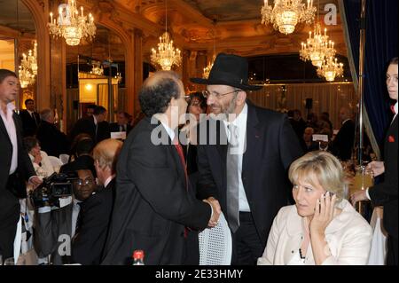 (G-D) le Président de la CFCM, Mohammed Moussaoui, et le Grand Rabbin français, Gilles Bernheim, parlent en tant que Ministre junior de la famille, Nadine Morano, lors du dîner Iftar organisé par le Conseil Francais du Culte Musulman (CFCM), le Conseil français de la foi musulmane, au Pavillon Dauphine à Paris, France le 7 septembre 2010. L'Iftar est le premier repas pris au coucher du soleil pour briser le jeûne pendant l'heure du Ramadan. Photo par Ammar Abd Rabbo/ABACAPRESS.COM Banque D'Images