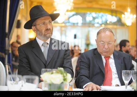 Le Grand Rabbin de France Gilles Bernheim (L) et le recteur de la mosquée de Paris, Dalil Boubakeur, assistent au dîner Iftar organisé par le Conseil Francais du Culte Musulman (CFCM), le Conseil français de la foi musulmane, au Pavillon Dauphine à Paris, le 7 septembre 2010. L'Iftar est le premier repas pris au coucher du soleil pour briser le jeûne pendant l'heure du Ramadan. Photo par Ammar Abd Rabbo/ABACAPRESS.COM Banque D'Images