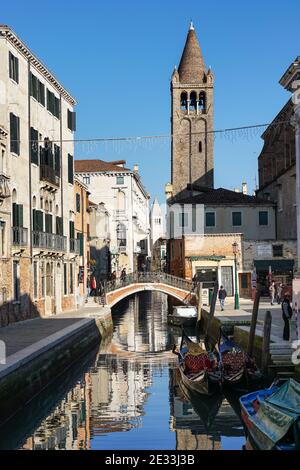 Rio de San Barnaba canal dans le sestiere de Dorsoduro avec clocher de l'église San Barnaba en arrière-plan, Venise, Italie Banque D'Images
