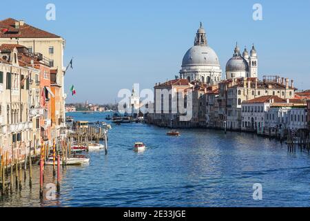 Le Grand Canal avec la basilique Santa Maria della Salute en arrière-plan, Venise, Italie Banque D'Images