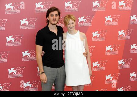 Luca Marinelli et Alba Rohrwacher assistant au photocall pour le film "la Solitude des premiers nombres" ('la Solitude Dei Numeri Primi') au Palazzo del Casino lors du 67ème Festival International du film de Venise, à Venise, Italie, le 9 septembre 2010. Photo de Nicolas Briquet/ABACAPRESS.COM Banque D'Images