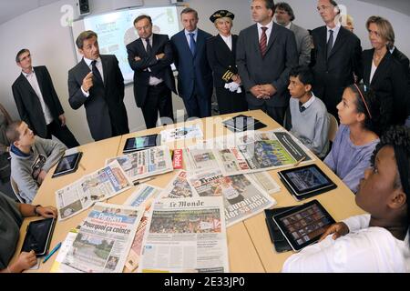 Le 9 septembre 2010, le président français Nicolas Sarkozy (2ndL), accompagné du ministre français de l'éducation Luc Chatel (4e R) et de la ministre française de l'enseignement supérieur et de la recherche Valérie Pecresse (R), s'entretient avec les étudiants lorsqu'il se rend dans un internat pour les étudiants titulaires de subventions à Marly-le-Roi, près de Paris, en France. L'école fait partie du plan du gouvernement de 2008 intitulé ''espoir pour les banlieues'' (''espoir pour les banlieuess''). Photo de Lionel Bonaventure/Pool/ABACAPRESS.COM' Banque D'Images