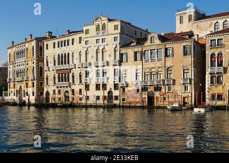 Vieux bâtiments traditionnels vénitiens sur le Grand Canal à Venise, en Italie Banque D'Images