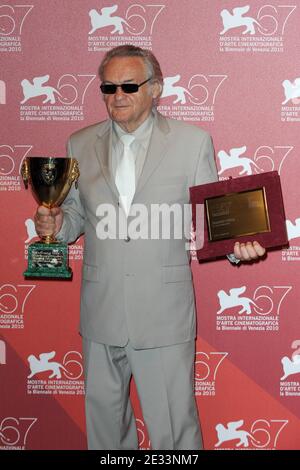 Le cinéaste Jerzy Skolimowski rassemble le Coppi Volpi pour le meilleur acteur au nom de l'acteur Vincent Gallo pour le film « Essential Killing et le Prix spécial du jury pour « Essential Killing » les lauréats du film photo lors du 67e Festival du film de Venise au Palazzo del Casino le 11 septembre 2010 à Venise, Italie. Photo de Nicolas Briquet/ABACAPRESS.COM Banque D'Images