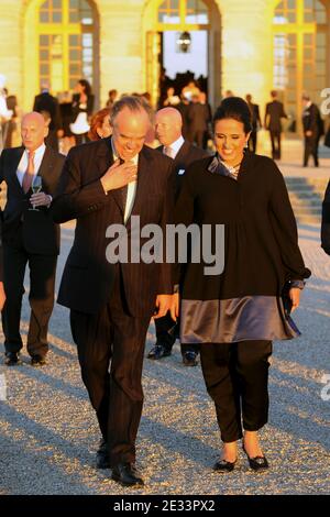 La fille d'Emir du Qatar, Sheikha Al Mayassa bint Hamad bin Khalifa Al-Thani, Présidente du Conseil d'administration de l'Autorité des musées du Qatar, et le ministre français de la Culture, Frédéric Mitterrand, assistent à la fête d'ouverture de l'exposition de l'artiste japonais Takashi Murakami au château de Versailles, près de Paris, le 12 septembre 2010. Photo par Ammar Abd Rabbo/ABACAPRESS.COM Banque D'Images