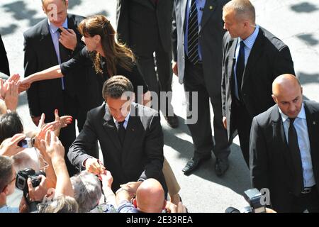 Le président français Nicolas Sarkozy et la première dame Carla Bruni-Sarkozy rencontrent les résidents et les touristes locaux lorsqu'ils arrivent pour une visite de la grotte de Lascaux, près du village de Montignac-sur-Vezere, dans le sud-ouest de la France, le 12 septembre 2010, dans le cadre du 70e anniversaire de la découverte de la grotte. La grotte de Lascaux est fermée au public depuis 1963 pour empêcher la détérioration des peintures causée par l'humidité et la chaleur des visiteurs. Un centre d'accueil, qui accueille environ 300,000 touristes chaque année, a été construit à l'extérieur de la grotte, avec des répliques des chambres peintes. Photo de Christophe Banque D'Images