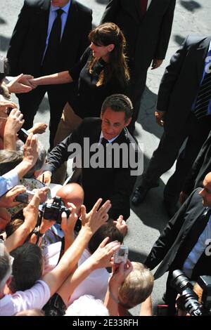 Le président français Nicolas Sarkozy et la première dame Carla Bruni-Sarkozy rencontrent les résidents et les touristes locaux lorsqu'ils arrivent pour une visite de la grotte de Lascaux, près du village de Montignac-sur-Vezere, dans le sud-ouest de la France, le 12 septembre 2010, dans le cadre du 70e anniversaire de la découverte de la grotte. La grotte de Lascaux est fermée au public depuis 1963 pour empêcher la détérioration des peintures causée par l'humidité et la chaleur des visiteurs. Un centre d'accueil, qui accueille environ 300,000 touristes chaque année, a été construit à l'extérieur de la grotte, avec des répliques des chambres peintes. Photo de Christophe Banque D'Images