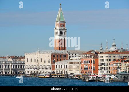 Vue panoramique de Venise au lever du soleil avec le Campanile St Marc et le Palais des Doges, Italie Banque D'Images