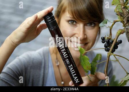 Verres tubes appelés 'Wits' remplis de vin blanc, rose et rouge dans un verre à pied, dans la ville française de Bordeaux, au sud-ouest. Les tubes de puits, contenant 6 ou 10 cl de vin, ont été conçus par deux entrepreneurs de Bordeaux pour simplifier l'expédition des échantillons et pour donner la liberté de consomation pendant le camping, pic-nic et autres le 14 septembre 2010. Photo de Patrick Bernard/ABACAPRESS.COM Banque D'Images