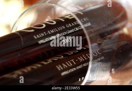 Verres tubes appelés 'Wits' remplis de vin blanc, rose et rouge dans un verre à pied, dans la ville française de Bordeaux, au sud-ouest. Les tubes de puits, contenant 6 ou 10 cl de vin, ont été conçus par deux entrepreneurs de Bordeaux pour simplifier l'expédition des échantillons et pour donner la liberté de consomation pendant le camping, pic-nic et autres le 14 septembre 2010. Photo de Patrick Bernard/ABACAPRESS.COM Banque D'Images