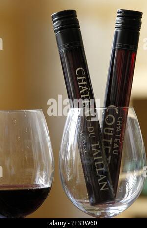 Verres tubes appelés 'Wits' remplis de vin blanc, rose et rouge dans un verre à pied, dans la ville française de Bordeaux, au sud-ouest. Les tubes de puits, contenant 6 ou 10 cl de vin, ont été conçus par deux entrepreneurs de Bordeaux pour simplifier l'expédition des échantillons et pour donner la liberté de consomation pendant le camping, pic-nic et autres le 14 septembre 2010. Photo de Patrick Bernard/ABACAPRESS.COM Banque D'Images