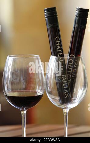 Verres tubes appelés 'Wits' remplis de vin blanc, rose et rouge dans un verre à pied, dans la ville française de Bordeaux, au sud-ouest. Les tubes de puits, contenant 6 ou 10 cl de vin, ont été conçus par deux entrepreneurs de Bordeaux pour simplifier l'expédition des échantillons et pour donner la liberté de consomation pendant le camping, pic-nic et autres le 14 septembre 2010. Photo de Patrick Bernard/ABACAPRESS.COM Banque D'Images
