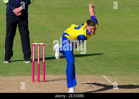 Chester le Street, Angleterre, le 13 septembre 2020. Brydon Carse Bowling pour Durham Cricket dans le Blast Vitality au Riverside Ground. Banque D'Images