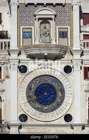 Bâtiment Renaissance de la Tour de l'horloge Saint-Marc sur la Piazza San Marco à Venise, Italie Banque D'Images