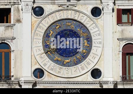 Bâtiment Renaissance de la Tour de l'horloge Saint-Marc sur la Piazza San Marco à Venise, Italie Banque D'Images