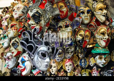 Masque de carnaval exposé dans la boutique de souvenirs de Venise pendant le Carnaval de Venise, Italie Banque D'Images