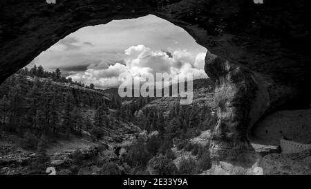 Ciel spectaculaire avec vue depuis l'intérieur de l'une des grottes du monument national Gila Cliff Dwellings, près de Silver City, Nouveau-Mexique Banque D'Images