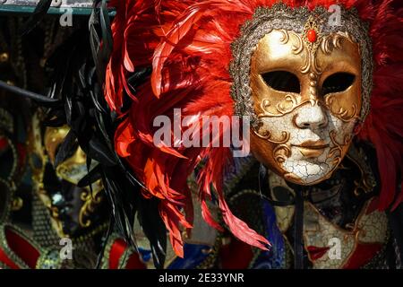 Masque de carnaval exposé dans la boutique de souvenirs de Venise pendant le Carnaval de Venise, Italie Banque D'Images