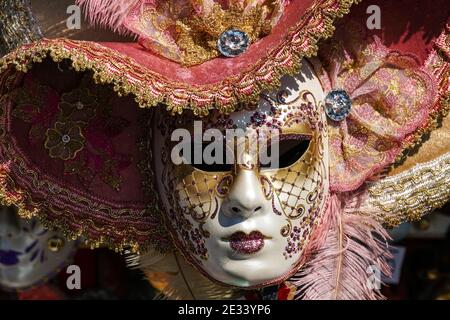 Masque de carnaval exposé dans la boutique de souvenirs de Venise pendant le Carnaval de Venise, Italie Banque D'Images