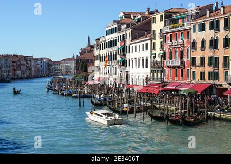 Bateaux et gondoles sur le Grand Canal à Venise, Italie, Banque D'Images