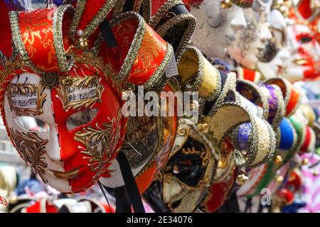 Masque de carnaval exposé dans la boutique de souvenirs de Venise pendant le Carnaval de Venise, Italie Banque D'Images