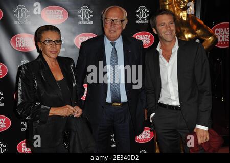 La princesse Marina Doria de Savoie, le prince Victor Emmanuel de Savoie, Emmanuel Philibert de Savoie arrivée à la première de 'Clotilde Courau performance avec Crazy Horse' à Paris, France, le 19 septembre 2010. L'actrice/chanteuse française Clotilde Courau, princesse après son mariage avec l'héritier virtuel de l'Italie au trône Prince Emanuele Filiberto de Savoie, interprétera 4 actes exclusifs aux côtés des danseurs du mythique Crazy Horse Paris, à partir du 19 septembre et jusqu'au 29 septembre 2010. Les actes ont été spécialement créés pour elle par Ali Mahdavi, directeur artistique du Crazy Horse. Tél Banque D'Images