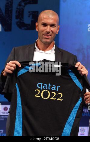 Le joueur de football français Zinedine Zidane reçoit un maillot personnalisé « Qatar 2022 » du PDG Hassan Al-Thawadi (R), qui a participé à la coupe du monde 2022, à Doha, au Qatar, le 16 septembre 2010. Zidane est nommé « Ambassadeur » pour le Qatar 2022 BID, qui vise à organiser la coupe du monde de la FIFA en 2022 au Qatar. Photo du Qatar 2022 via Balkis Press/ABACAPRESS.COM Banque D'Images