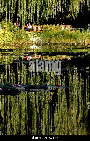 La maison de Claude Monet photographiée à Giverny, Eure, France, le 3 septembre 2010. Fondateur de la peinture impressionniste française Claude Monet a vécu de 1883 à 1926, soit environ quarante trois ans, dans sa maison de Giverny. Fasciné par le jardinage autant que par les couleurs, il a conçu son jardin de fleurs et son jardin d'eau comme de vrais travaux. En marchant dans son jardin et dans sa maison, les visiteurs sentent toujours l'atmosphère qui régnait à maître de l'impressionnisme et sont émerveillés devant les compositions de fleurs et devant le nymphÀas qui étaient ses sources les plus fertiles d'inspi Banque D'Images