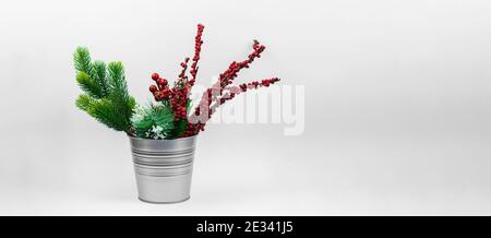 Poubelle avec le concept de plante verte, prendre soin des plantes, de l'écologie et de l'environnement bannière photo Banque D'Images