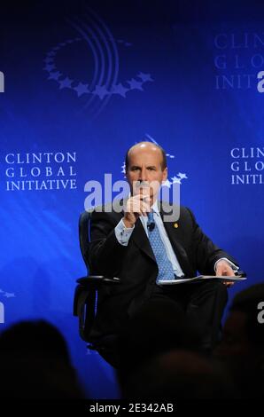 L'ancien président costaricain José Maria Figueres sur scène lors de la séance d'ouverture de l'Initiative mondiale Clinton 2010, qui s'est tenue au Sheraton Hotel and Towers de New York, NY, USA, le 21 septembre 2010. Photo de Graylock/ABACAPRESS.COM (photo: Jose Maria Figueres) Banque D'Images