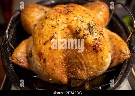 dinde maison cuite dans une rôtissoire, un repas traditionnel de Thanksgiving et de Noël. Banque D'Images