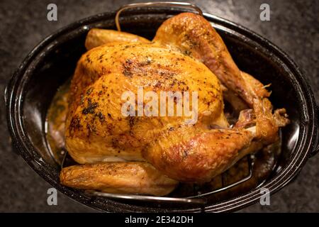 dinde maison cuite dans une rôtissoire, un repas traditionnel de Thanksgiving et de Noël. Banque D'Images