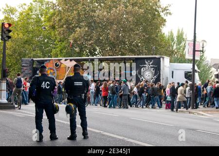 Le traditionnel défilé de Techno, qui réunit des milliers d'amateurs de musique techno dans les rues de Paris, en France, le 25 septembre 2010. Photo de Mireille Ampilhac/ABACAPRESS.COM Banque D'Images