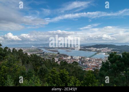 Ponts de Viana do Castelo dans le nord de l'océan Portugal et Rio Vue sur les marges de Lima depuis le point élevé de santa luzia Banque D'Images