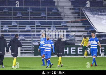 ZWOLLE, PAYS-BAS - JANVIER 16: (G-D): Joueur PEC Zwolle après le match pendant le match néerlandais Eredivisie entre PEC Zwolle et Fortuna Sittard à Banque D'Images