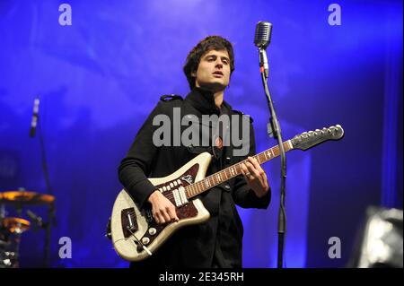 Adrien Gallo Chanteur De Brunes Se Produit En Direct Avec Camelia Jordana Lors Du Festival Muzik Elles A Meaux En France Le 26 Septembre 10 Photo De Nicolas Briquet Abacapress Com Photo Stock Alamy