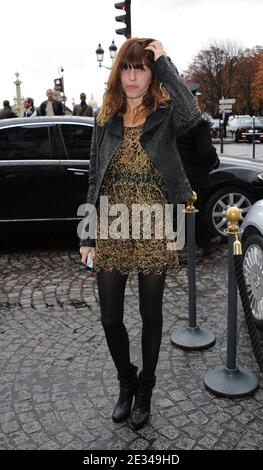 L'actrice Lou Doillon arrive à l'hôtel Crillon pour la présentation de la collection printemps-été 2011 de Balenciaga à Paris, en France, le 30 septembre 2010. Photo de Nicolas Briquet/ABACAPRESS.COM Banque D'Images