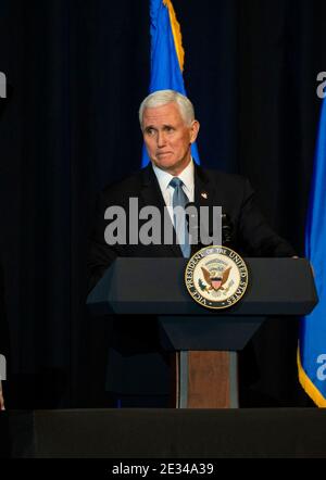 Charleston, États-Unis. 15 janvier 2021. Le vice-président américain Mike Pence prononce des remarques au cours du service célébration de la vie de Brig. Le général Chuck Yeager au Charleston Coliseum & Convention Center le 15 janvier 2021 à Charleston, Virginie occidentale. Yeager était un pilote de vol et d'essai de la Force aérienne qui, en 1947, est devenu la première personne de l'histoire à battre la vitesse du son en vol de niveau. Credit: Planetpix/Alamy Live News Banque D'Images