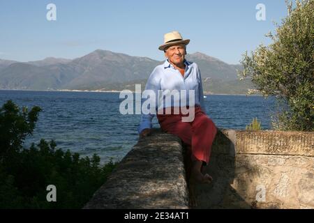 Photo de fichier : exclusive. Aucun site Web. Pas de tabloïdes. L'écrivain français et membre de l'Académie française Jean d'Ormesson pose dans sa maison de Bastia, Corse, France, le 4 août 2010. D'Ormesson est mort à 92 ans, il a été annoncé mardi. Photo de Sandrine Roudeix/ABACAPRESS.COM Banque D'Images