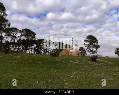 Photo à angle bas d'une petite maison en briques dans le champ Banque D'Images