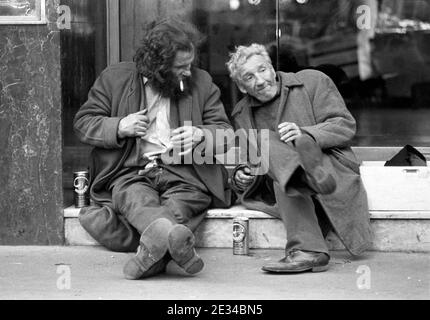 Deux tramps discutant sur les marches du restaurant, Soho, Londres, Royaume-Uni en 1977 Banque D'Images