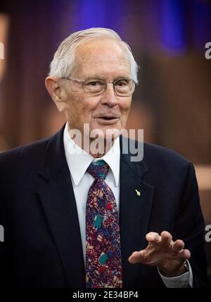 Charleston, États-Unis. 15 janvier 2021. U.S. Air Force Vice Brig. Le général Charlie Moss Duke, Jr., ancien astronaute du programme Apollo, prononce un discours lors du service Celebration of Life au Charleston Coliseum & Convention Center le 15 janvier 2021 à Charleston, Virginie occidentale. En 1947, Yeager est devenu la première personne de l'histoire à franchir la vitesse du son en vol de niveau. Il est décédé le 7 décembre 2020 à l'âge de 97 ans. Credit: Planetpix/Alamy Live News Banque D'Images