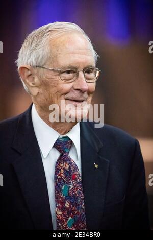 Charleston, États-Unis. 15 janvier 2021. U.S. Air Force Vice Brig. Le général Charlie Moss Duke, Jr., ancien astronaute du programme Apollo, prononce un discours lors du service Celebration of Life au Charleston Coliseum & Convention Center le 15 janvier 2021 à Charleston, Virginie occidentale. En 1947, Yeager est devenu la première personne de l'histoire à franchir la vitesse du son en vol de niveau. Il est décédé le 7 décembre 2020 à l'âge de 97 ans. Credit: Planetpix/Alamy Live News Banque D'Images