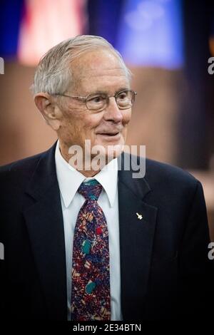 Charleston, États-Unis. 15 janvier 2021. U.S. Air Force Vice Brig. Le général Charlie Moss Duke, Jr., ancien astronaute du programme Apollo, prononce un discours lors du service Celebration of Life au Charleston Coliseum & Convention Center le 15 janvier 2021 à Charleston, Virginie occidentale. En 1947, Yeager est devenu la première personne de l'histoire à franchir la vitesse du son en vol de niveau. Il est décédé le 7 décembre 2020 à l'âge de 97 ans. Credit: Planetpix/Alamy Live News Banque D'Images