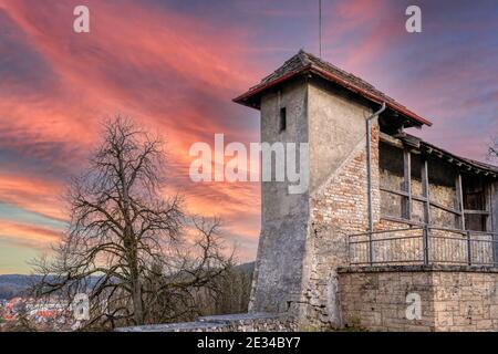 Photo fantastique d'une vieille maison faite de briques arrière-plan de coucher de soleil rose Banque D'Images