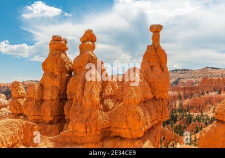 Formations rocheuses de grès Hoodoo avec marteau Thor, parc national de Bryce Canyon, Utah, États-Unis d'Amérique. Banque D'Images