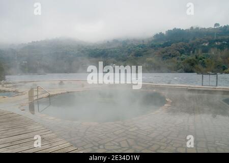 Sources chaudes Muino da Veiga, piscines dans le lit de rivière Minho à Ourense, Espagne Banque D'Images