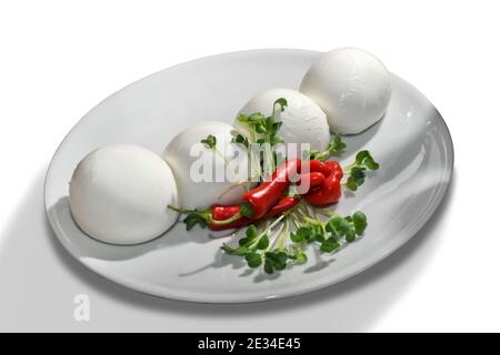 mozzarella fior di latte avec piments et pousses en blanc plaque isolée sur fond blanc Banque D'Images