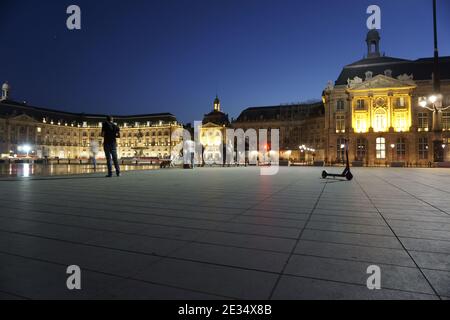 Place de la Bourse, eau et fontaine en fin de soirée d'été à Bordeaux, France Banque D'Images